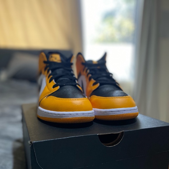 Jordan 1s Taxi/Black - Picture 2 of 2